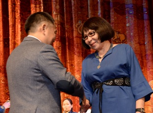 Премьер Шолбан Кара-оол вручил государственные награды заслуженным женщинам республики
