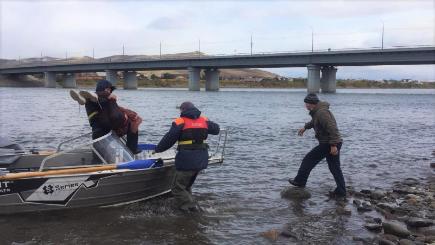 Сотрудники Службы ГО и ЧС Тувы спасли девушку, спрыгнувшую с коммунального моста Кызыла