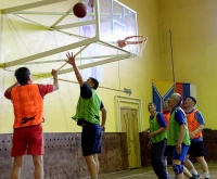 В Туве в День конституции политики и судьи сыграли в баскетбол