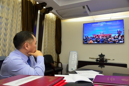 Глава Тувы смотрит пресс-конференцию Президента Владимира Путина за работой с документами 