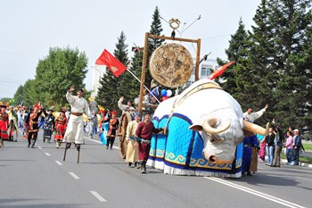Столица Тувы   отметила  вековой  юбилей  двухчасовым  театрализованным парадом-шествием