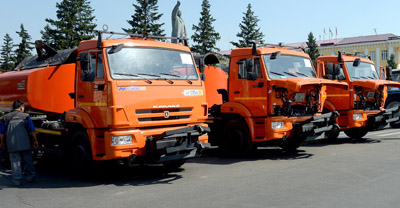Коммунальщикам Кызыла передано три новых универсальных машины на базе КамАЗа, каждая стоимостью около 2,2 миллиона рублей