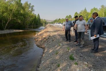 Ход работ на строительстве дамбы в западной части Кызыла оценил Глава Тувы