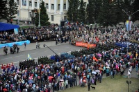 В столице Тувы, несмотря на пасмурную погоду, Парад Победы собрал несколько тысяч зрителей