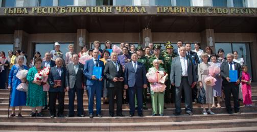 В Туве в преддверии Дня России вручили государственные награды
