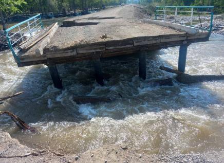 В Овюрском районе восстанавливают участок моста после его размытия поднявшейся водой