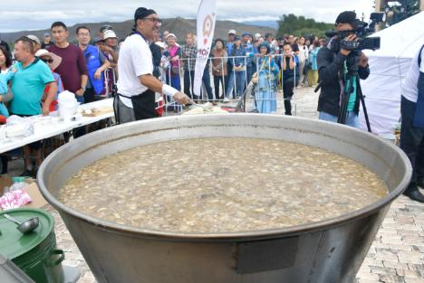 "Кара-муном" во время IV гастрономического фестиваля «Мой бизнес: Тувинская баранина» накормили больше 2000 человек