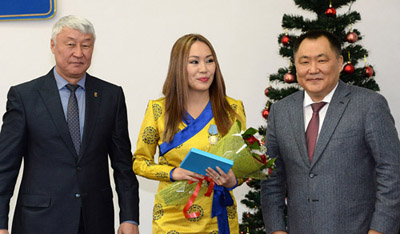  Глава Тувы в канун Нового года вручил государственные награды большой группе заслуженных людей республики