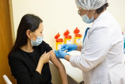 Роспотребнадзор Тувы напомнил работодателям об обязательной вакцинации сотрудников