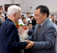 Глава Тувы вручил юбилейные медали ветеранам Великой Отечественной войны и труженикам тыла.  19 марта 2015 года.