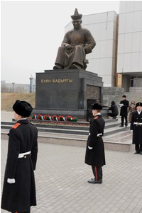 В тувинской столице состоялось возложение венков к памятнику Буяну-Бадыргы