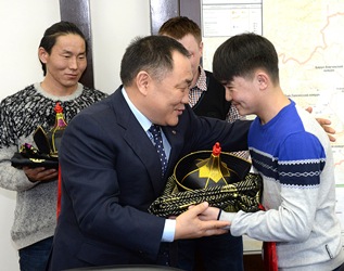 Тувинцы из Китая получили в подарок от Главы Тувы  национальную одежду 