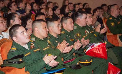 Государственные награды России и Тувы вручили сегодня героям СВО на торжественном собрании в Муздрамтеатре