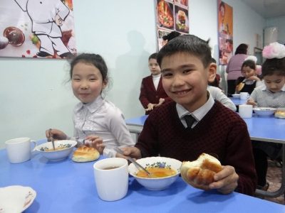 Об организации бесплатного горячего питания в школах Республики Тыва