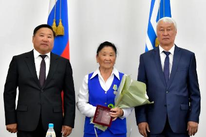 В Туве в преддверии Дня России труженикам республики вручили государственные награды
