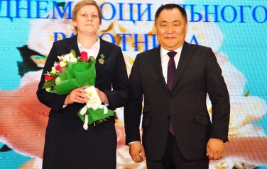 Премьер Шолбан Кара-оол вручил государственные награды социальным работникам