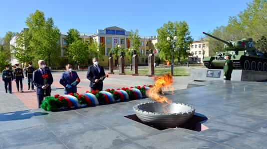 Глава Тувы утром 9 мая возложил цветы к Вечному Огню на Площади Победы