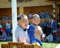 Глава республики наградил победителей детского  соревнования по борьбе Хуреш 