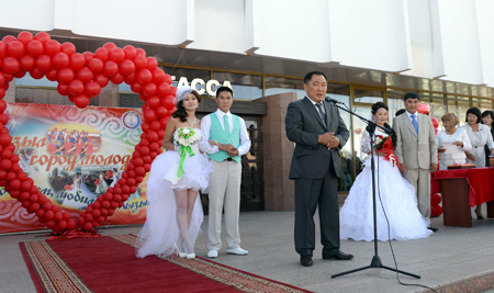 100 пар сочетались браком в день открытия торжеств в честь 100-летия единения Тувы и России