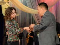 Глава Тувы в канун 8 марта вручил государственные награды женщинам республики