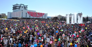 В Туве юбилейный Парад Победы собрал беспрецедентное количество участников и  зрителей 
