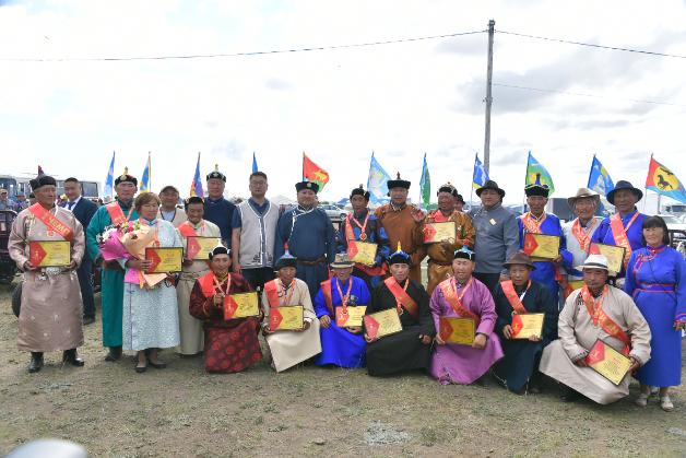 В Туве в честь Наадыма поощрили передовиков животноводческой отрасли 