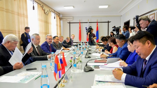 Глава Тувы провел «круглый стол» с участием губернаторов Сибири и представителей органов власти Монголии и Китая