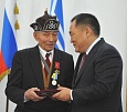 Глава Тувы вручил государственные награды видным деятелям республики 