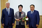 Глава Тувы накануне Дня России вручил государственные награды жителям республики 