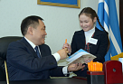  Глава Тувы подписал дневники школьникам