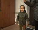 Глава Тувы вручил курортную путевку спасенному в тайге трехлетнему мальчику Церину и его молодой матери 