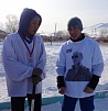 Глава Тувы подарил юному хоккеисту футболку с изображением Путина 